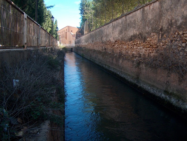 Canal principal de la Reial Séquia de Montcada al seu pas per la Fàbrica de la Seda de Vinalesa